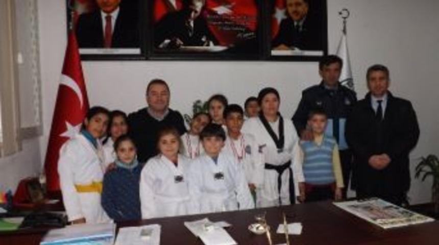 G&ouml;me&ccedil;li Tekvandoculardan Eşref Uslu&rsquo;ya Yeni Yıl Ziyareti