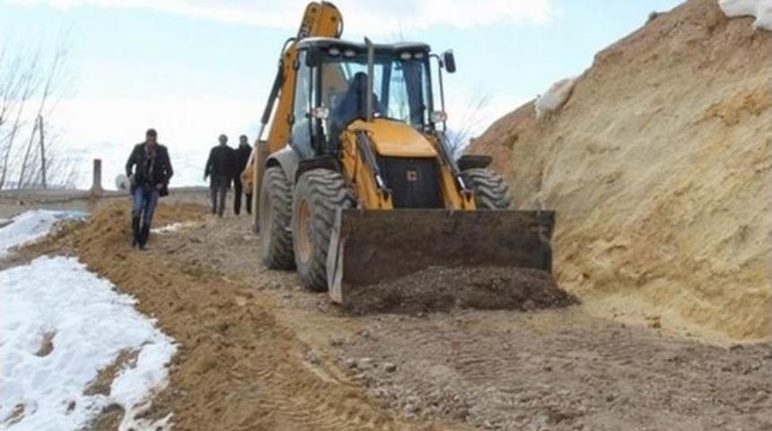 Başkale Belediyesinin Yol &Ccedil;alışmaları Devam Ediyor