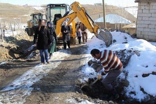 Başkale Belediyesinin Yol Çalışmaları Devam Ediyor