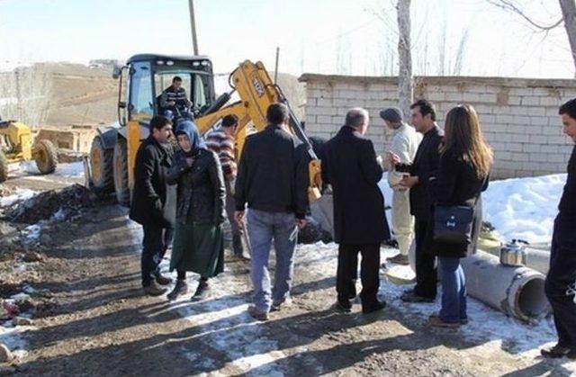 Başkale Belediyesinin Yol Çalışmaları Devam Ediyor