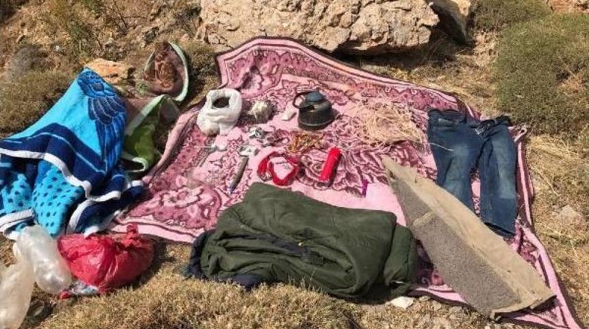 Van'da Mağaralarda Ter&ouml;ristlere Ait Yaşam Malzemesi Bulundu