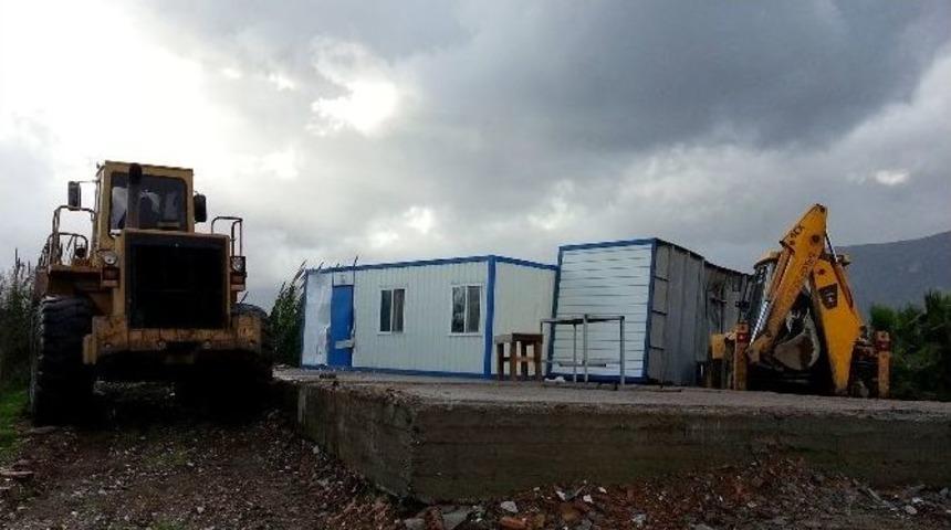 Kumluca&rsquo;da Ka&ccedil;ak Yapılar Yıkıldı