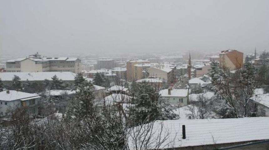 Yozgat&rsquo;ın &Ccedil;ekerek İl&ccedil;esinde 30 K&ouml;y Yolu Ulaşıma Kapandı Okullar Bir G&uuml;n Tatil Edildi
