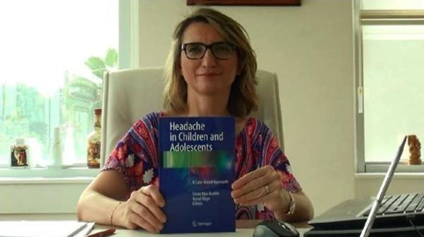 Prof. Dr. &Ouml;zge'nin &Ccedil;alışmasına 'yılın Kitabı' &Ouml;d&uuml;l&uuml;