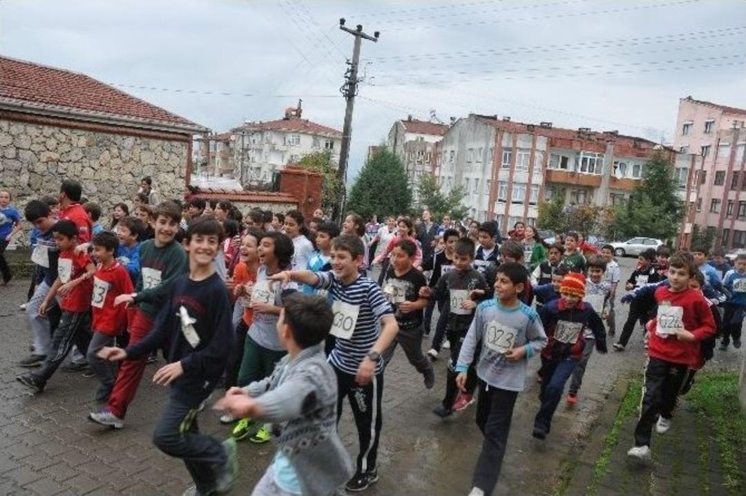 Gen&ccedil;ler Yağmura Ve Soğuk Havaya Aldırmadılar