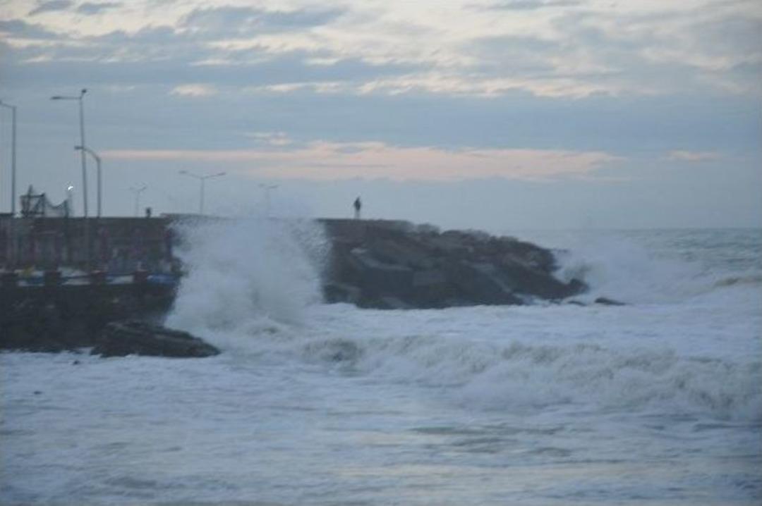 Ak&ccedil;akoca Sahillerinde Dalga Boyu 4 Metre