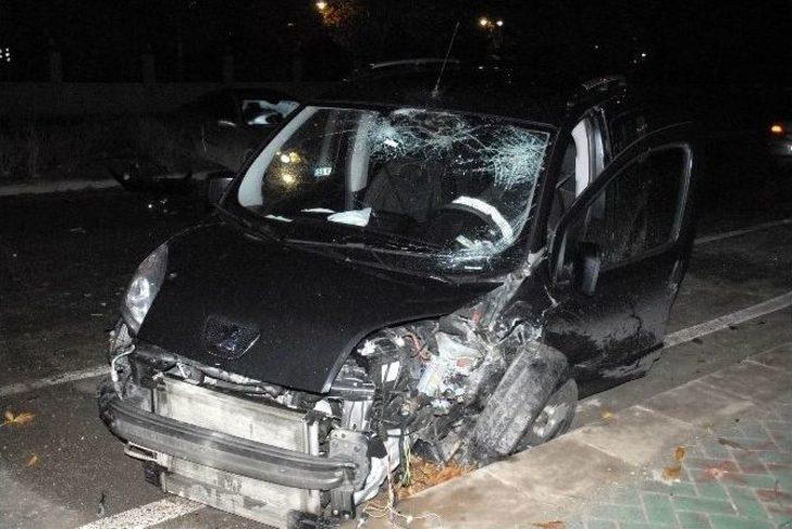 Eskişehir’de Otomobille Ticari Araç Çarpıştı: 3 Yaralı