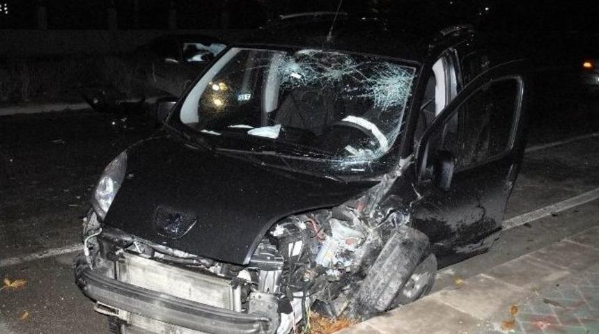 Eskişehir&rsquo;de Otomobille Ticari Ara&ccedil; &Ccedil;arpıştı: 3 Yaralı