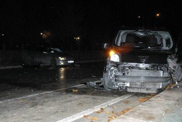 Eskişehir’de Otomobille Ticari Araç Çarpıştı: 3 Yaralı