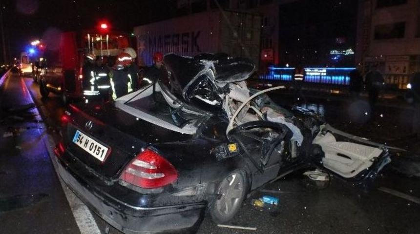 L&uuml;ks Otomobil Tır&rsquo;ın Altına Girdi: 1 &Ouml;l&uuml;, 2 Yaralı