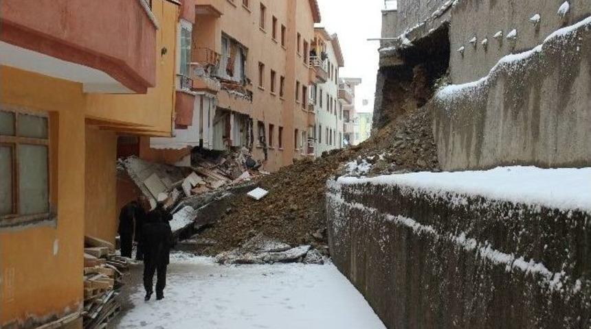 Başkentte Kar Yağışı Göçüğe Neden Oldu