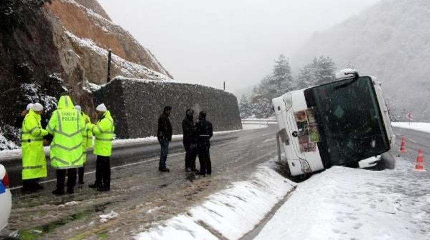Zonguldak’Ta Yolcu Otobüsü Devrildi, Yaralanan Olmadı