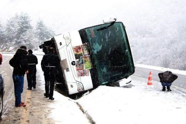 Zonguldak’Ta Yolcu Otobüsü Devrildi, Yaralanan Olmadı