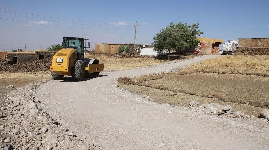 Bağlar Belediyesinin Yol &Ccedil;alışmaları Devam Ediyor