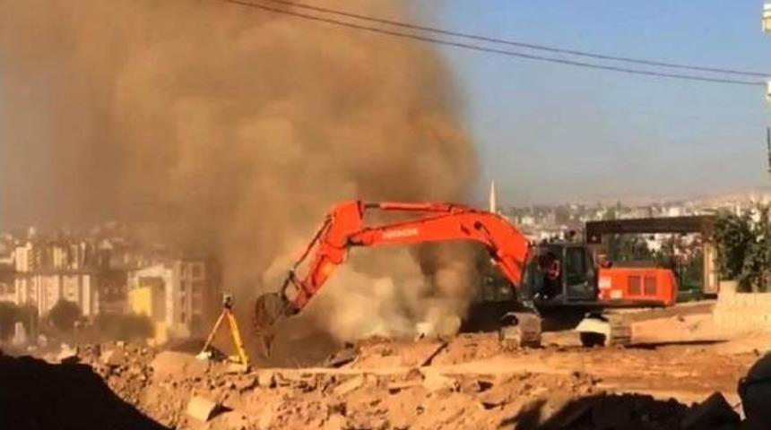 İş Makinesi Doğalgaz Borusunu Deldi, B&uuml;y&uuml;k Korku Yaşandı