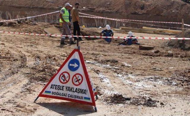 İş Makinesi Doğalgaz Borusunu Deldi, Büyük Korku Yaşandı