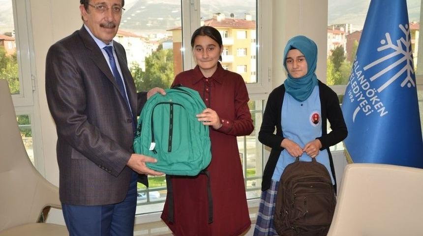 Paland&ouml;ken Belediyesi &Ouml;ğrencilere Kırtasiye Yardımında Bulundu