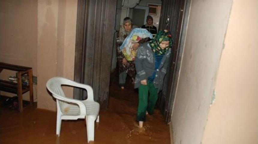 Kırıkhan&rsquo;da Evleri Su Bastı