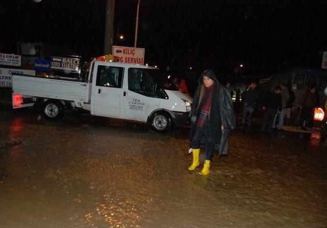 Kırıkhan’da Evleri Su Bastı