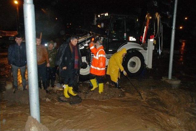 Kırıkhan’da Evleri Su Bastı