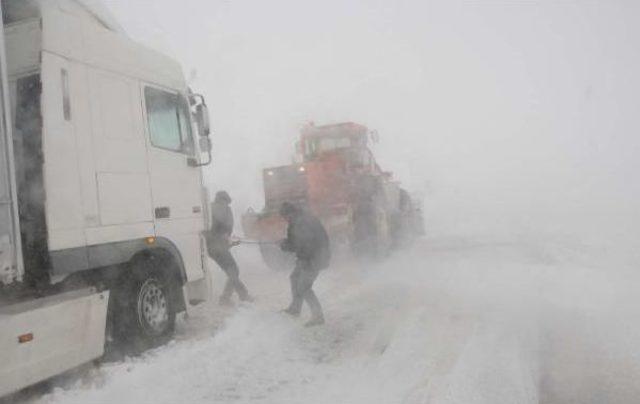 Sivas- Malatya Karayolu Trafiğe Kapandı (2)