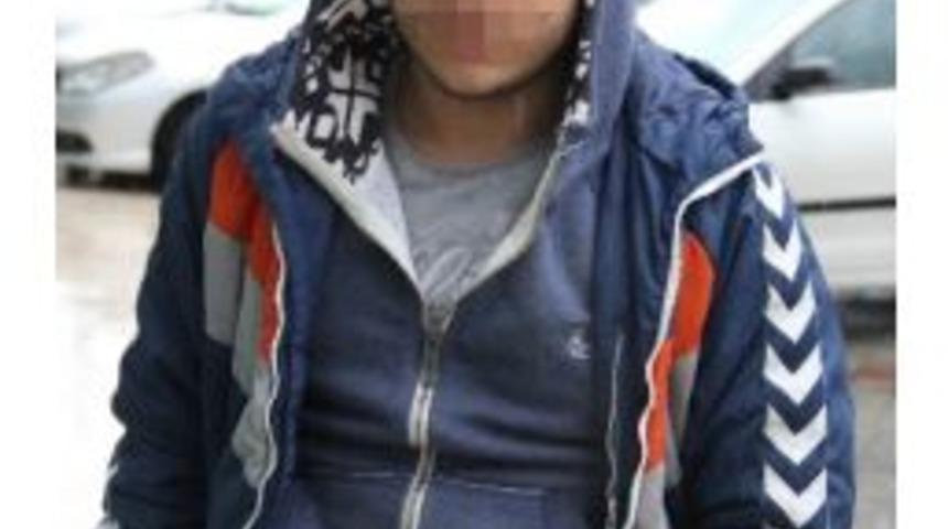 Kız Y&uuml;z&uuml;nden Bir Kişiyi Bı&ccedil;aklayan Gen&ccedil; Yakalandı