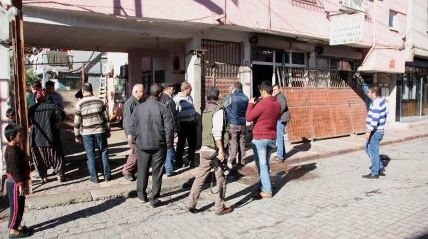 Kızının &Ccedil;arptığı Otopark Kapısının Altında Kaldı