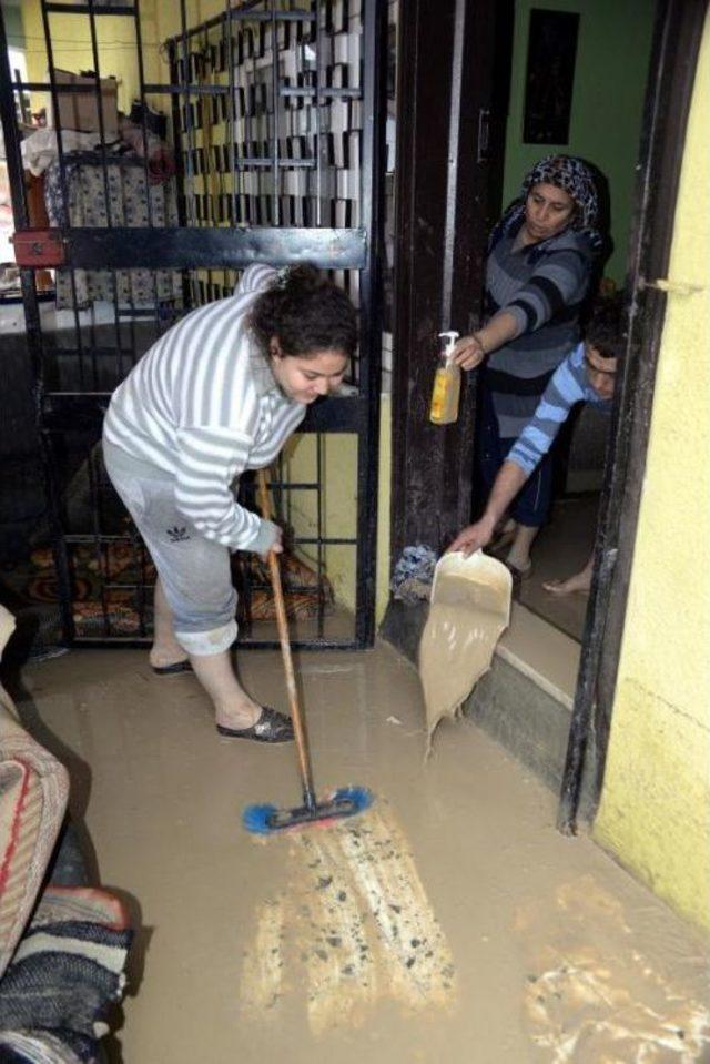 Şiddetli Yağmur, Mersin'de Hayatı Felç Etti