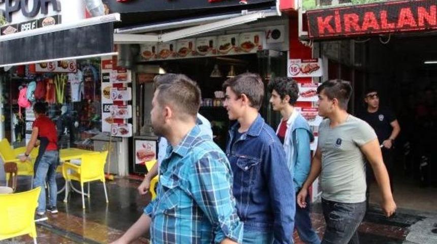 Okuldan Ka&ccedil;an &Ouml;ğrencileri Polis &Ouml;ğretmenlerine Teslim Etti