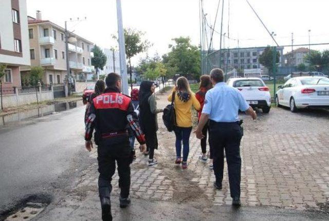 Okuldan Kaçan Öğrencileri Polis Öğretmenlerine Teslim Etti