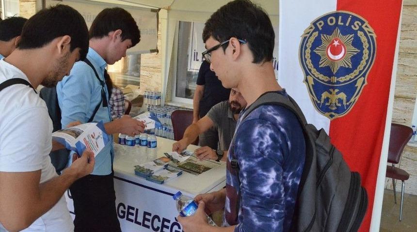 Emniyet, &Uuml;niversite &Ouml;ğrencilerini Bilgilendirdi