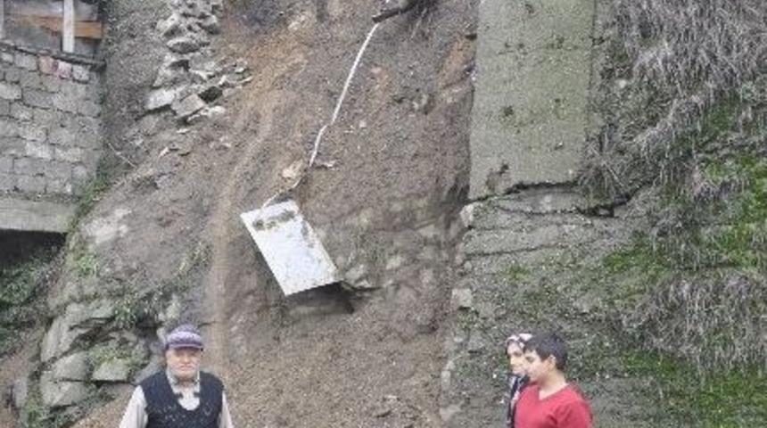 Yıkılmak &Uuml;zere Olan Elektrik Direği Mahalleliyi Korkutuyor