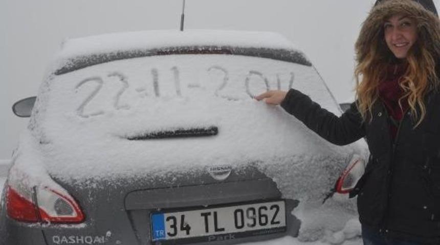 KARTEPE'DE KAR KALINLIĞI 10  SANTİMİ AŞTI