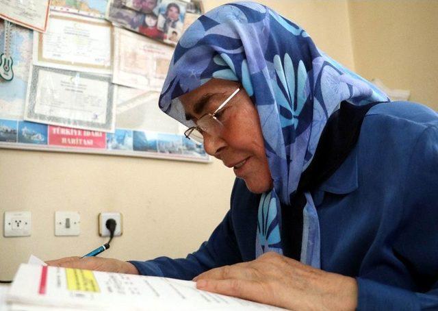 72 Yaşında Lise Mezunu Oldu, Amacı Son Nefesine Kadar Okumak 1