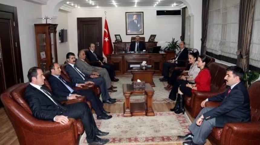 HAKKARİ'DE &Ouml;ĞRETMENLERDEN VALİ CANBOLAT'A ZİYARET