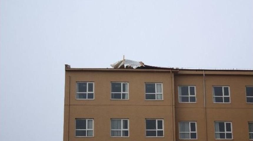 Kuvvetli R&uuml;zgar Hastanenin &Ccedil;atısını U&ccedil;urdu