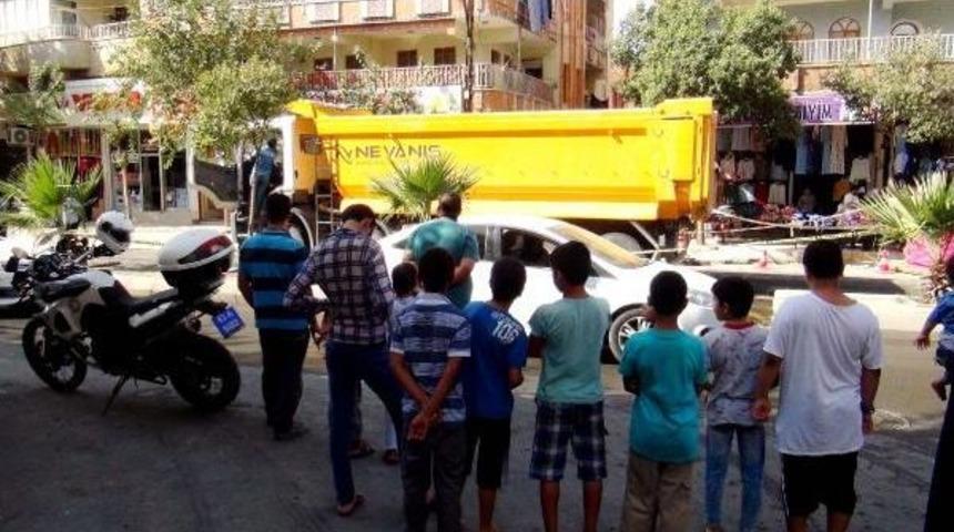 Kamyon &Ccedil;arpan Kadın &Ouml;ld&uuml;, 2 &Ccedil;ocuğu Yaralandı