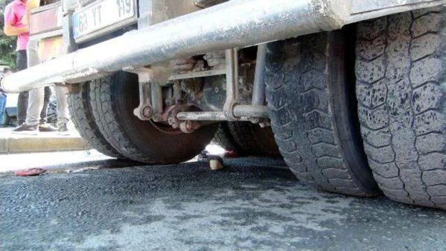 Kamyon &Ccedil;arpan Kadın &Ouml;ld&uuml;, 2 &Ccedil;ocuğu Yaralandı 3