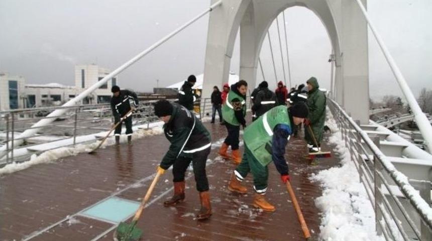 Yaya Köprülerinde Kar Temizliği