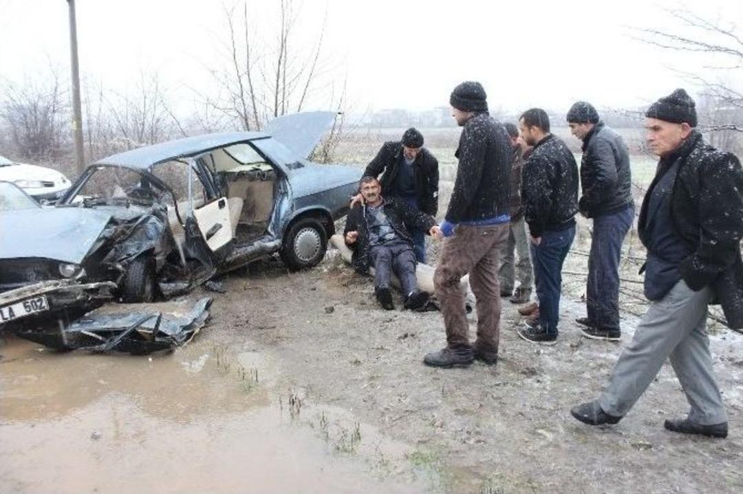 Kar Yağışı Kazaya Yol A&ccedil;tı: 3 Yaralı