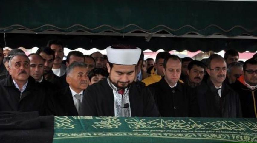 Belediyede &Ouml;ld&uuml;r&uuml;len Memur Toprağa Verildi