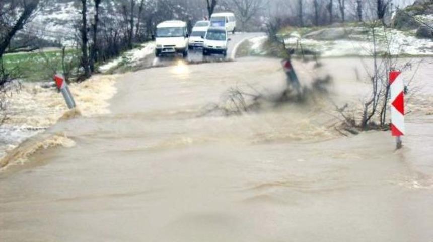 Andırın'da S&uuml;r&uuml;c&uuml;ler Selde Mahsur Kaldı