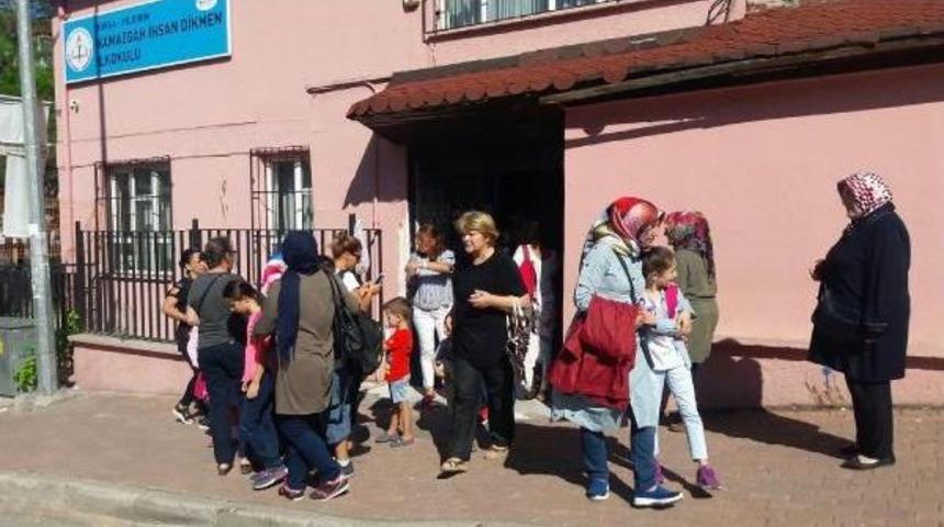 Anne, Okul Koridorunda Oğlunun &Ouml;ğretmenini Bı&ccedil;akladı  (2)