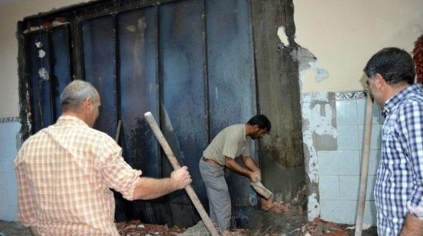 İzmir&rsquo;de Faciadan Kıl Payı D&ouml;n&uuml;ld&uuml;