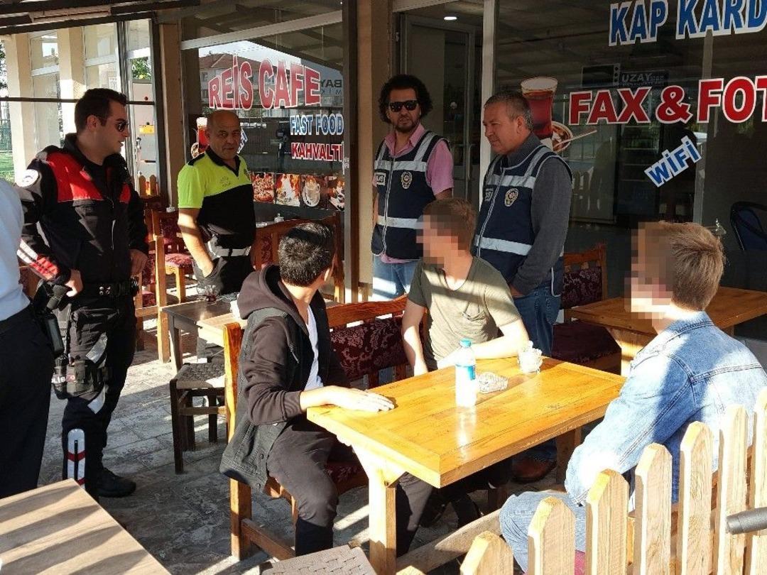 Polis, Okuldan Ka&ccedil;an &Ouml;ğrencileri Okullarına Teslim Etti