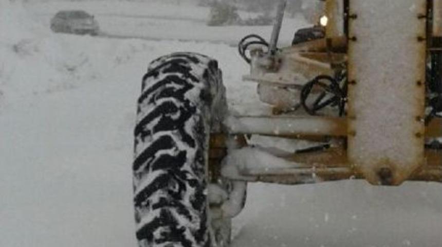 Kar, &Ouml;demiş'te Ulaşımı Aksattı