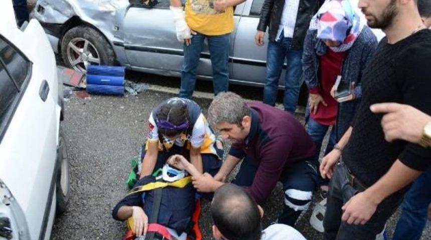 Karab&uuml;k'te 2 Otomobil &Ccedil;arpıştı: 1 &Ouml;l&uuml;, 4 Yaralı