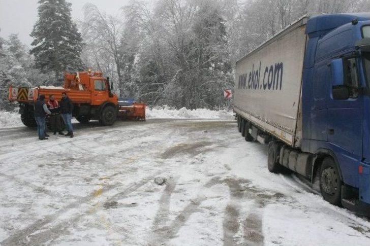 Uludağ’a Kar Yağdı Araçlar Yollarda Kaldı G1