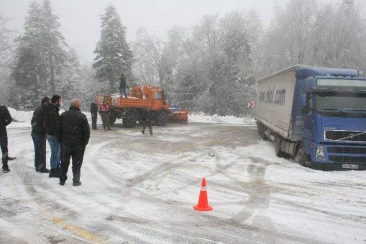 Uludağ’a Kar Yağdı Araçlar Yollarda Kaldı G3