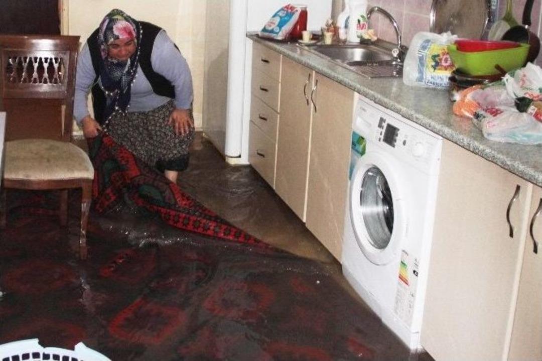 Evini Su Basan Kadın G&ouml;zyaşlarına Boğuldu